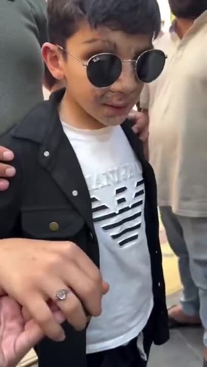   هدیه آیت‌الله سیستانی به پسربچه آسیب‌دیده در انفجار پیجرها