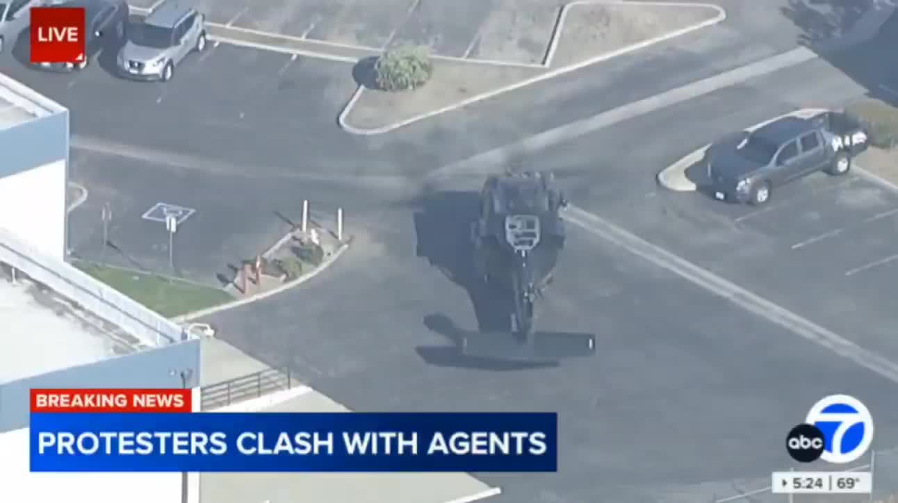   فرود بالگرد بلک‌هاوک گشت مرزی آمریکا در لس‌آنجلس با ده‌ها جعبه مهمات و سلاح