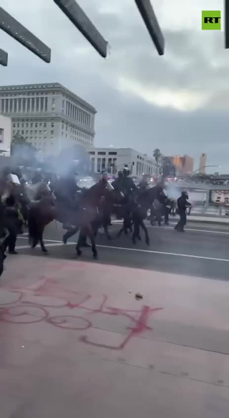   یگان‌های سواره‌نظام در حال سرکوب معترضان در لس‌آنجلس