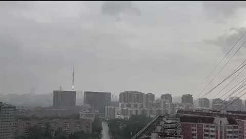   لحظه عجیب برخورد مستقیم صاعقه به برج مخابراتی اوستانکینو در مسکو!