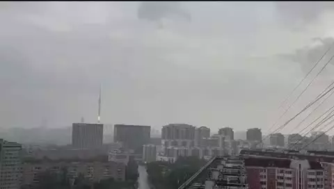   لحظه عجیب برخورد مستقیم صاعقه به برج مخابراتی اوستانکینو در مسکو!