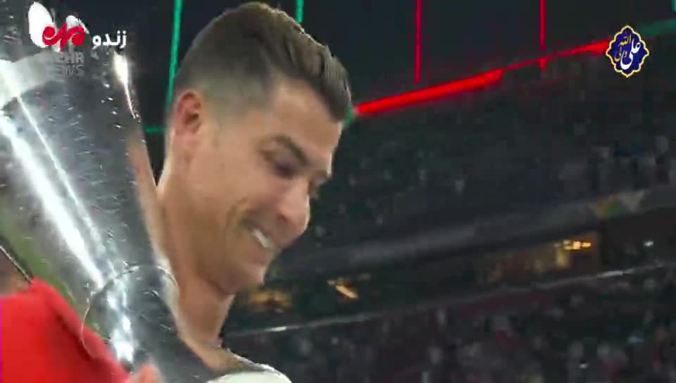   لحظه بالا بردن جام قهرمانی لیگ ملت‌های اروپا توسط کریستیانو رونالدو و جشن بازیکنان پرتغال