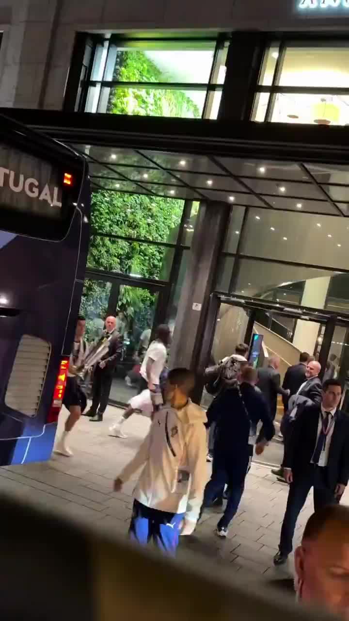   شادی جالب رونالدو همراه جام قهرمانی لیگ ملت‌های اروپا در کنار اتوبوس