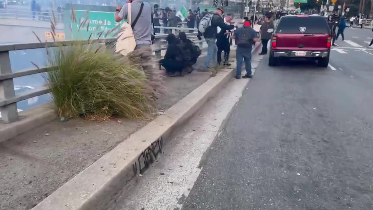   پنهان شدن نیروهای گارد ملی آمریکا زیر پل از ترس معترضین