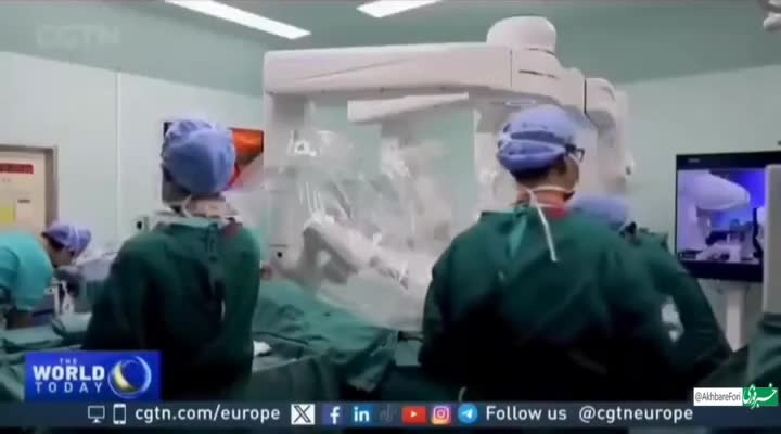   انجام عمل جراحی رباتیک از راه دور یک جراح در رم بر روس بیماری در پکن