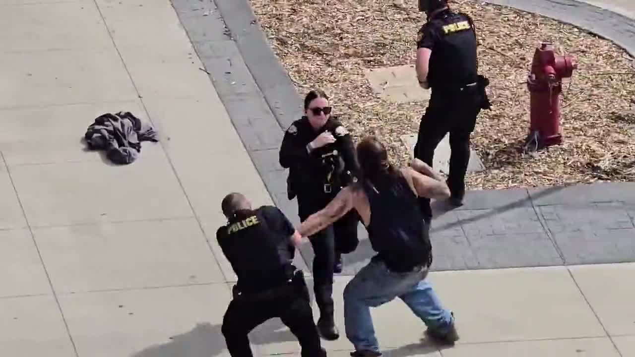   ویدئویی از کتک زدن سه پلیس توسط یک معترض آمریکایی