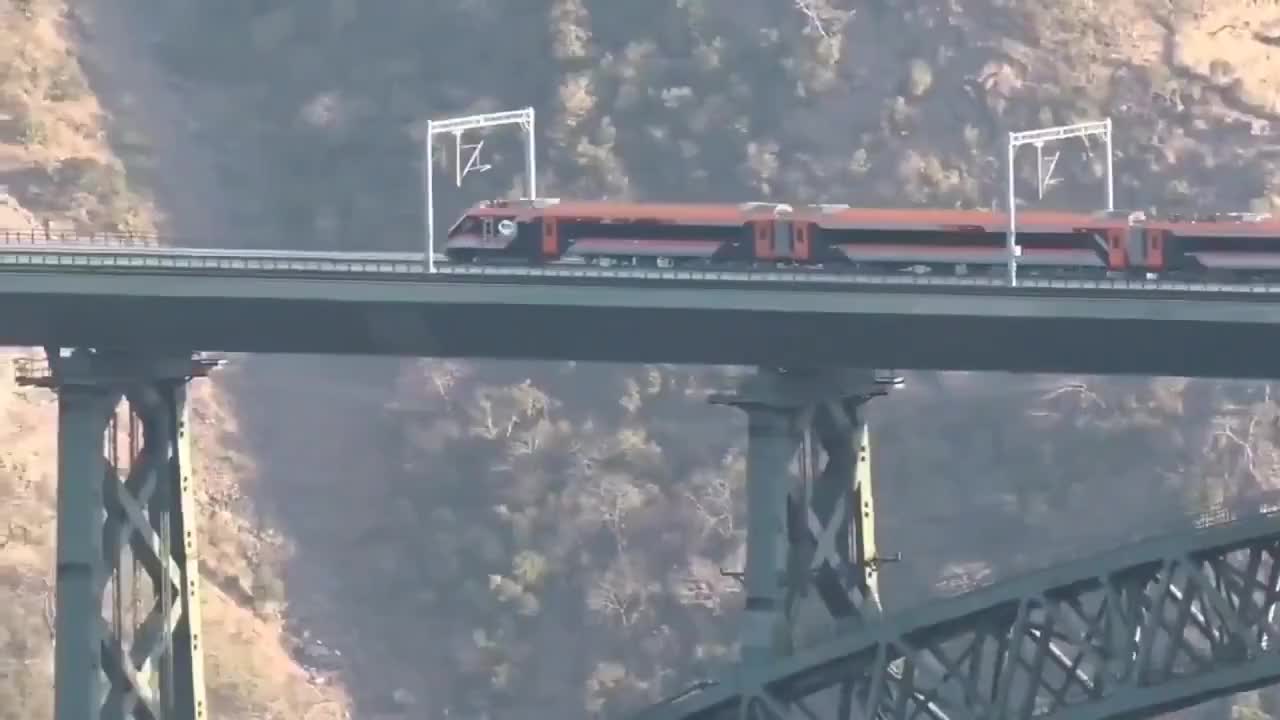   عبور قطار از مرتفع‌ترین پل ریلی جهان در هند