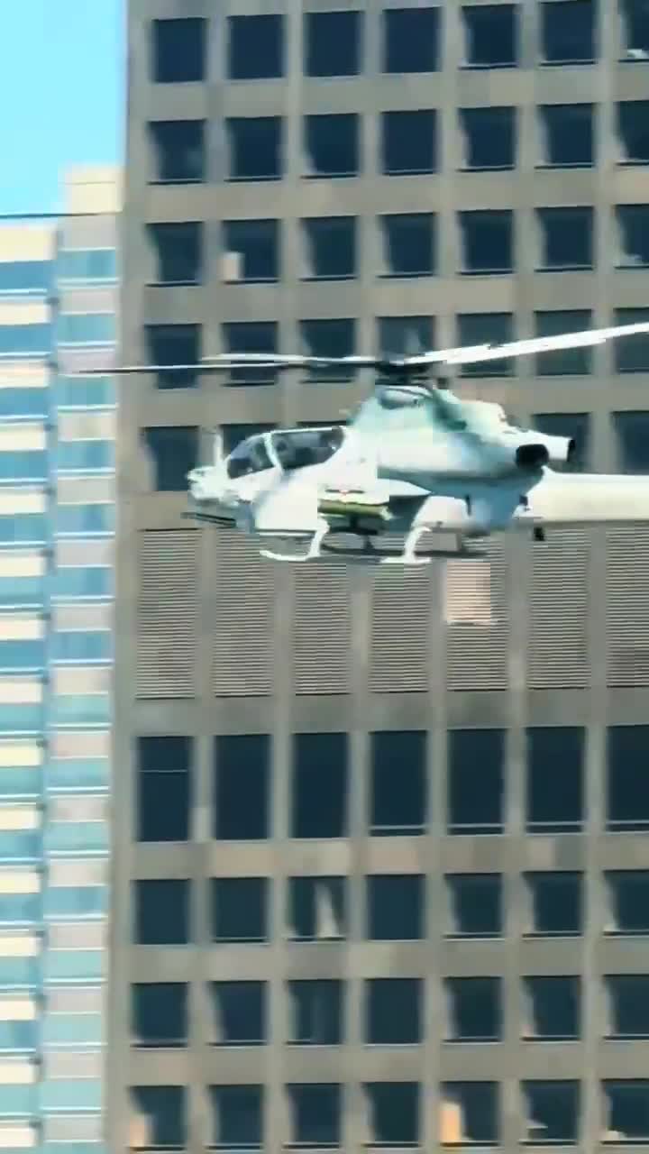   رویت یک فروند بالگرد تهاجمی نیروی دریایی آمریکا بر فراز لس‌آنجلس هم‌زمان با اعتراضات مردمی