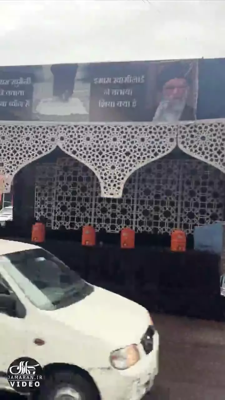   نصب تصاویر رهبر انقلاب و امام خمینی (ره) با وجود ممنوعیت شدید در هند