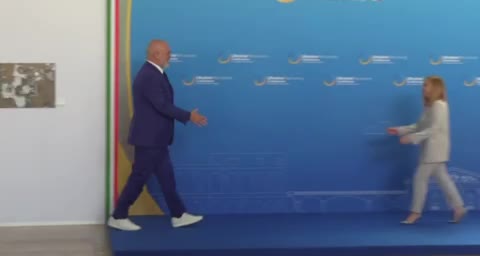   زانو زدن مجدد نخست وزیر آلبانی مقابل نخست وزیر ایتالیا