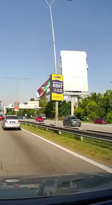   فرار آگهی از روی تابلوی اعلانات در کوآلالامپور