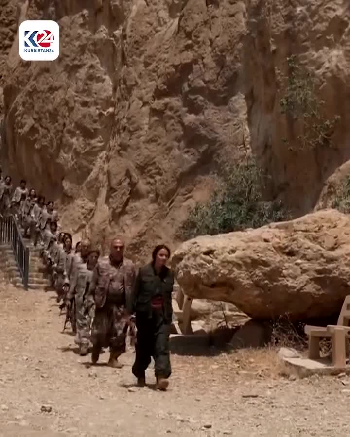   لحظه آتش زدن نمادین سلاح توسط نیروهای گروه PKK