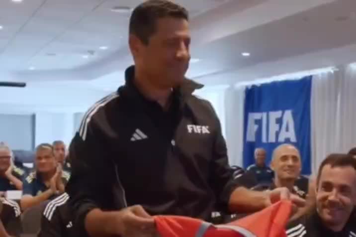   لحظه معرفی علیرضا فغانی و تیمش به عنوان داوران فینال جام جهانی باشگاه‌ها توسط کولینا