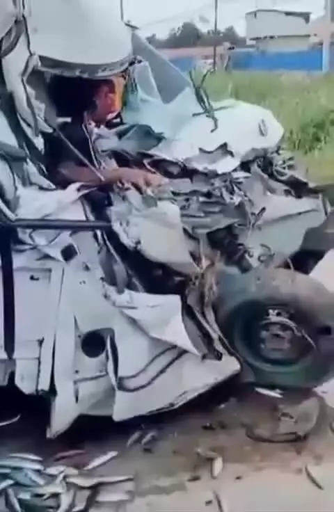   لحظه وقوع تصادف وحشتناک و زنده ماندن معجزه‌آسای راننده