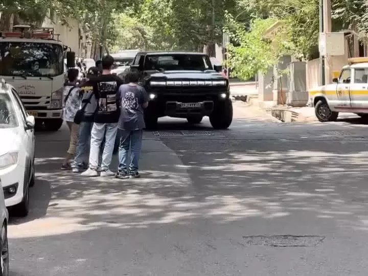   حرکت خرچنگی هامر برقی در خیابان‌های تهران