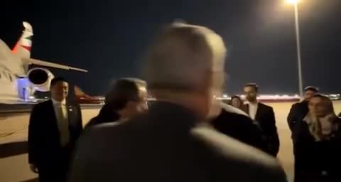   لحظه خروج عراقچی از هواپیما در بدو ورود به چین