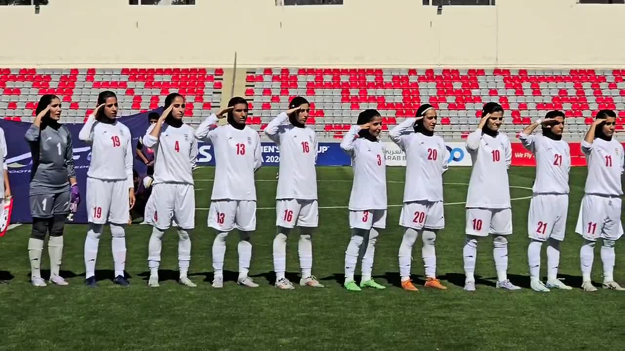   سلام نظامی زنان ملی‌پوش هنگام پخش سرود ایران پیش از بازی با لبنان