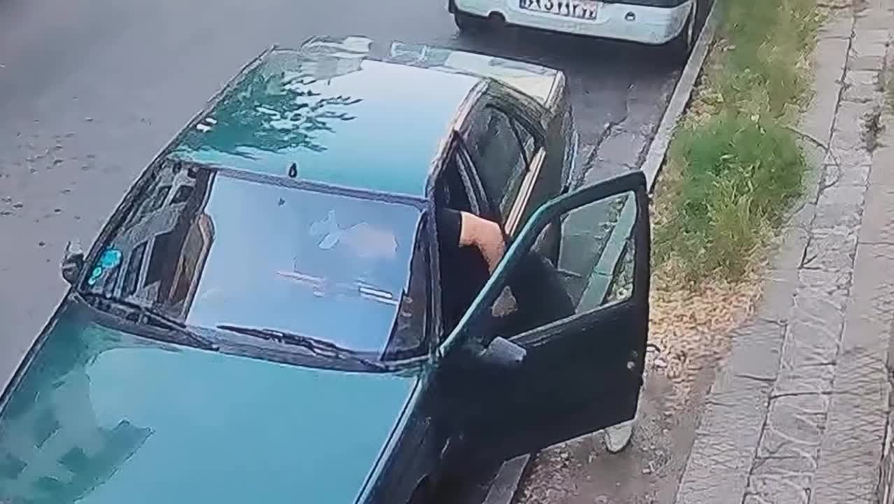   لحظه عجیب سرقت ضبط خودروی سواری در گیشا تهران با ماسک و کلاه!