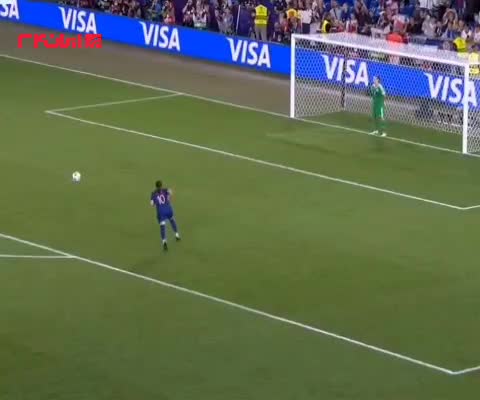   پنالتی‌زدن عجیب بازیکن تیم ملی زنان فرانسه برابر آلمان