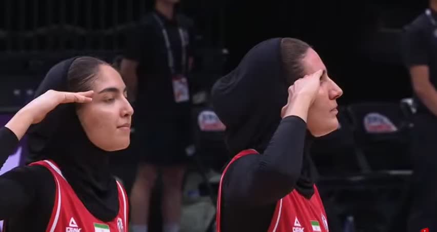   سلام نظامی بازیکنان تیم ملی بسکتبال بانوان آسیا پیش از شروع بازی فینال کاپ آسیا مقابل چین تایپه