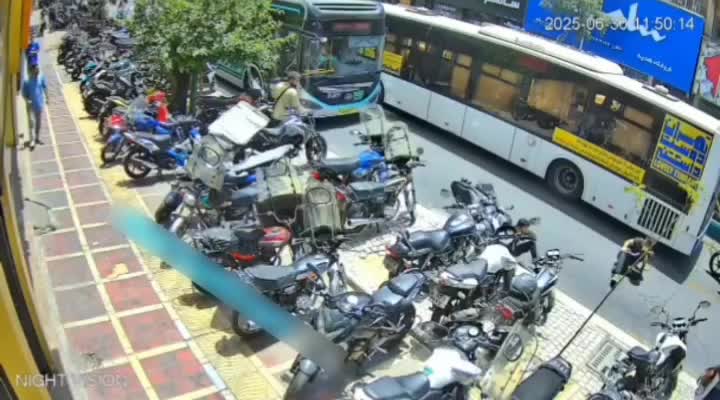   تصادف خطرناک یک موتور با اتوبوس در تهران