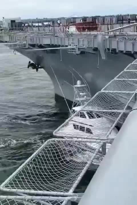   لحظه برخورد یک قایق به موزه ناو هواپیمابر در بندر سن دیگو