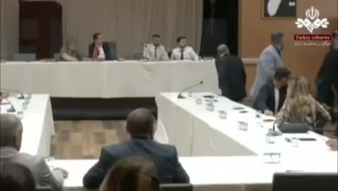 ببینید| حمله با لنگه کفش به جلسه شورای شهر شیله ترکیه | 30 تیر 1404