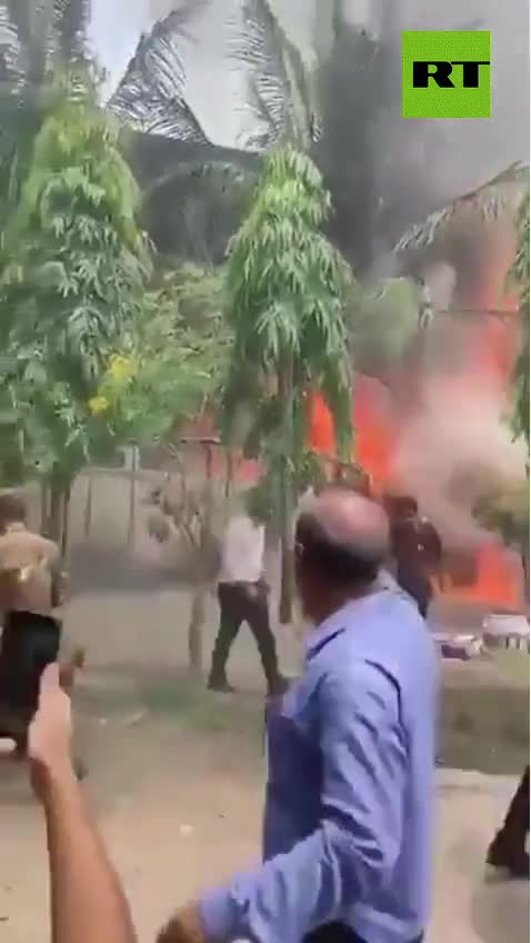   اولین تصاویر از سقوط جت آموزشی در بنگلادش