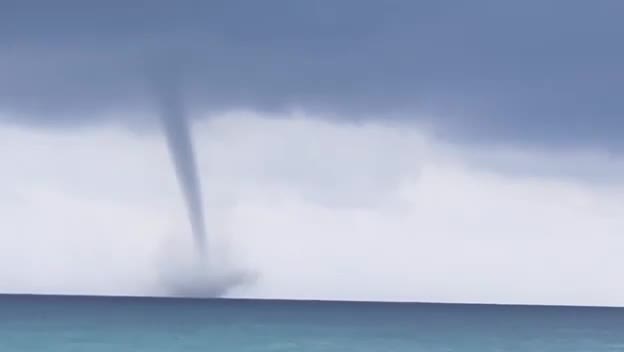   گردباد بر فراز دریا در سواحل جنوا در منطقه ولتری ایتالیا