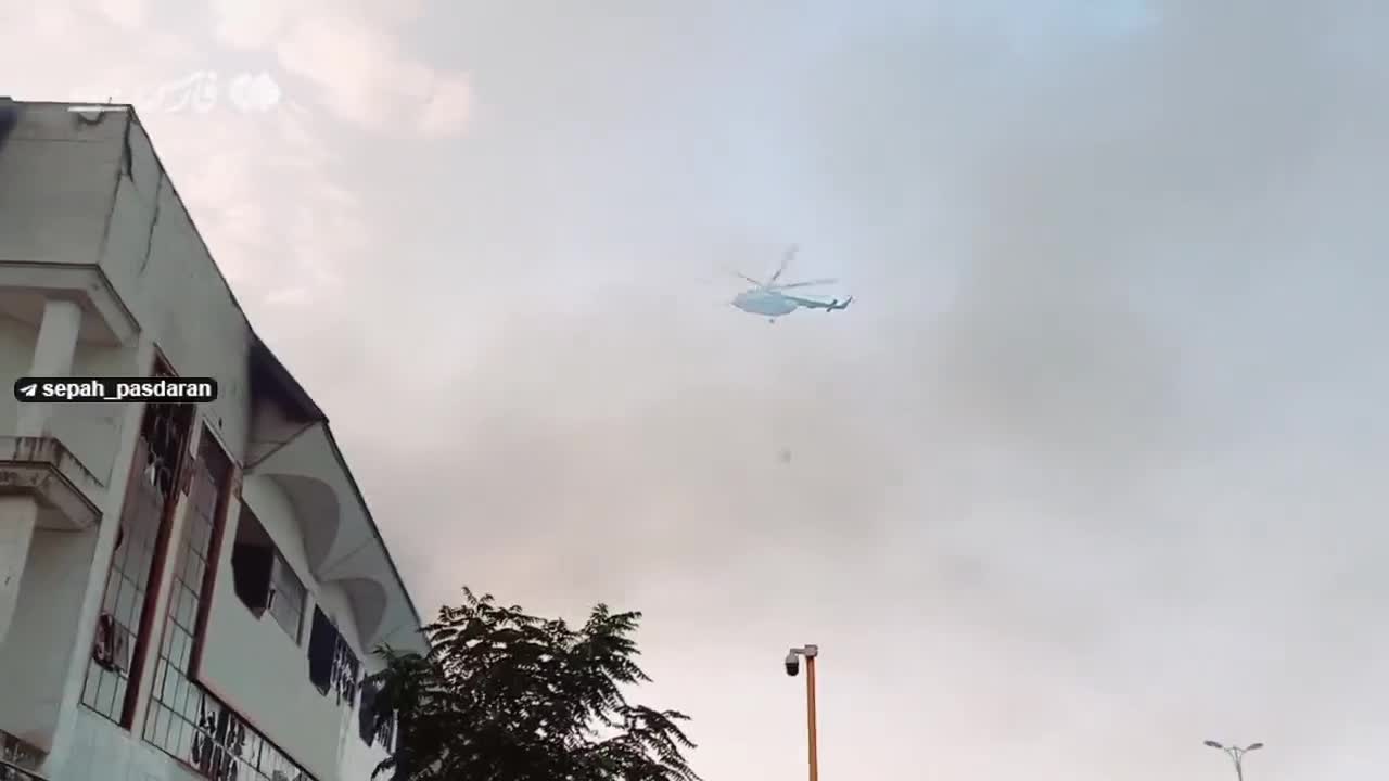    تلاش بالگرد آتش‌نشانی برای مهار آتش‌سوزی منطقۀ آزاد انزلی