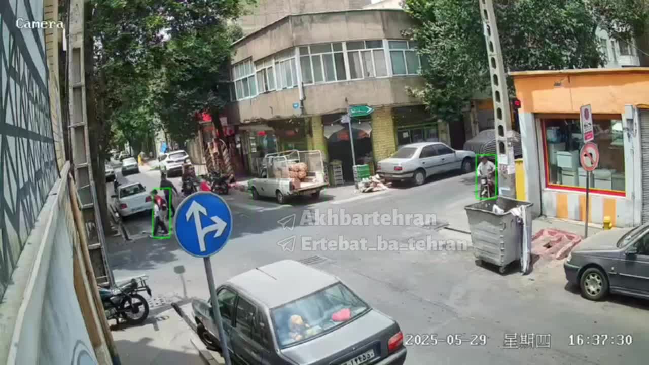   تصادف و برخورد وحشتناک یک موتور سیکلت با پژو ۲۰۶ در محله سلیمانی تهران