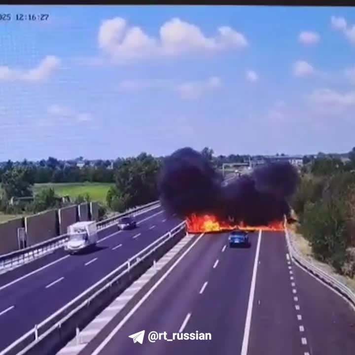 ببینید| تصاویر هولناک سقوط هواپیما وسط اتوبان در ایتالیا | 1 مرداد 1404