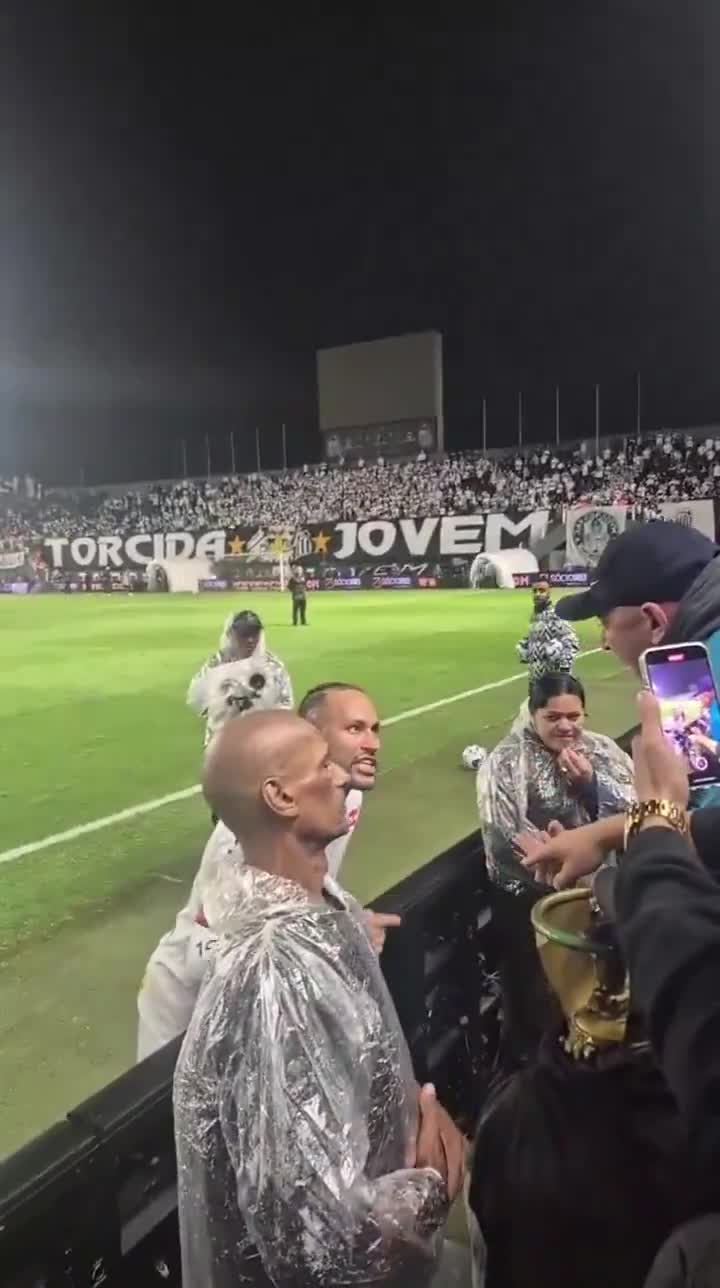   درگیری لفظی نیمار با یکی از هواداران سانتوس