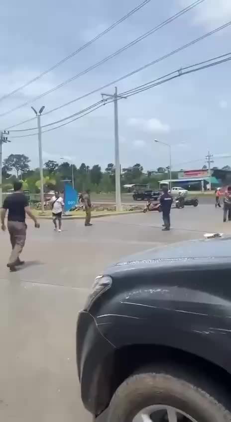   لحظه وقوع آتش‌سوزی یک پمپ بنزین در تایلند پس از اصابت موشک‌