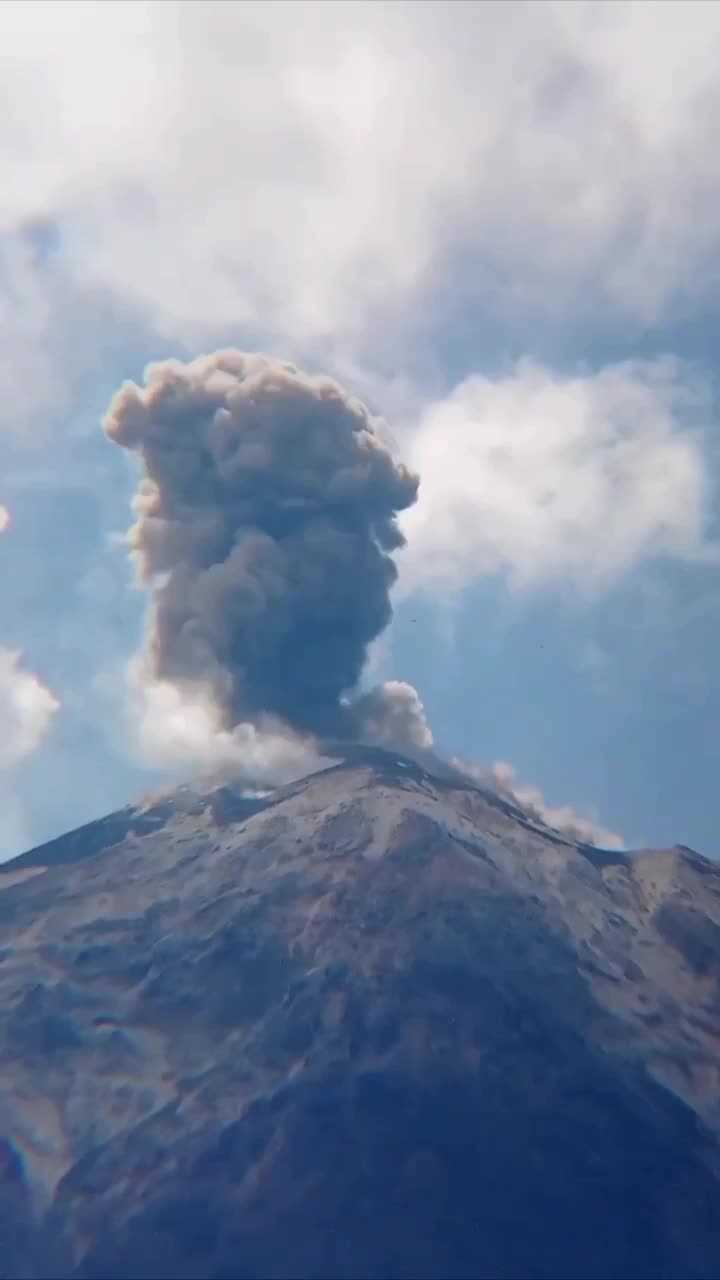   لحظه وقوع انفجار در قله آتشفشان ایل لوتولوک در اندونزی