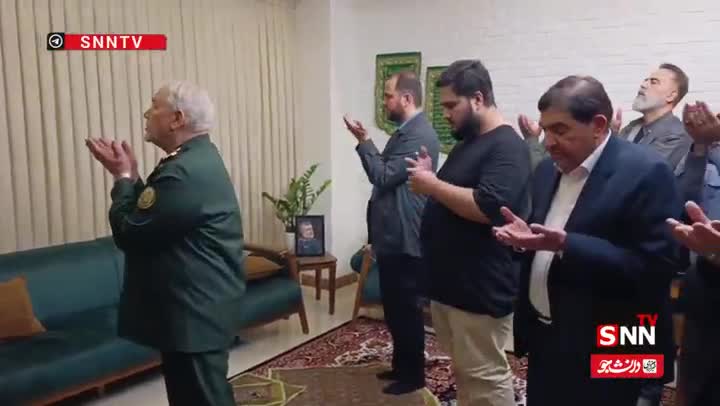   اقامه نماز مغرب سرلشکر رحیم صفوی و محمد مخبر در منزل شهید امیرعلی حاجی‌زاده