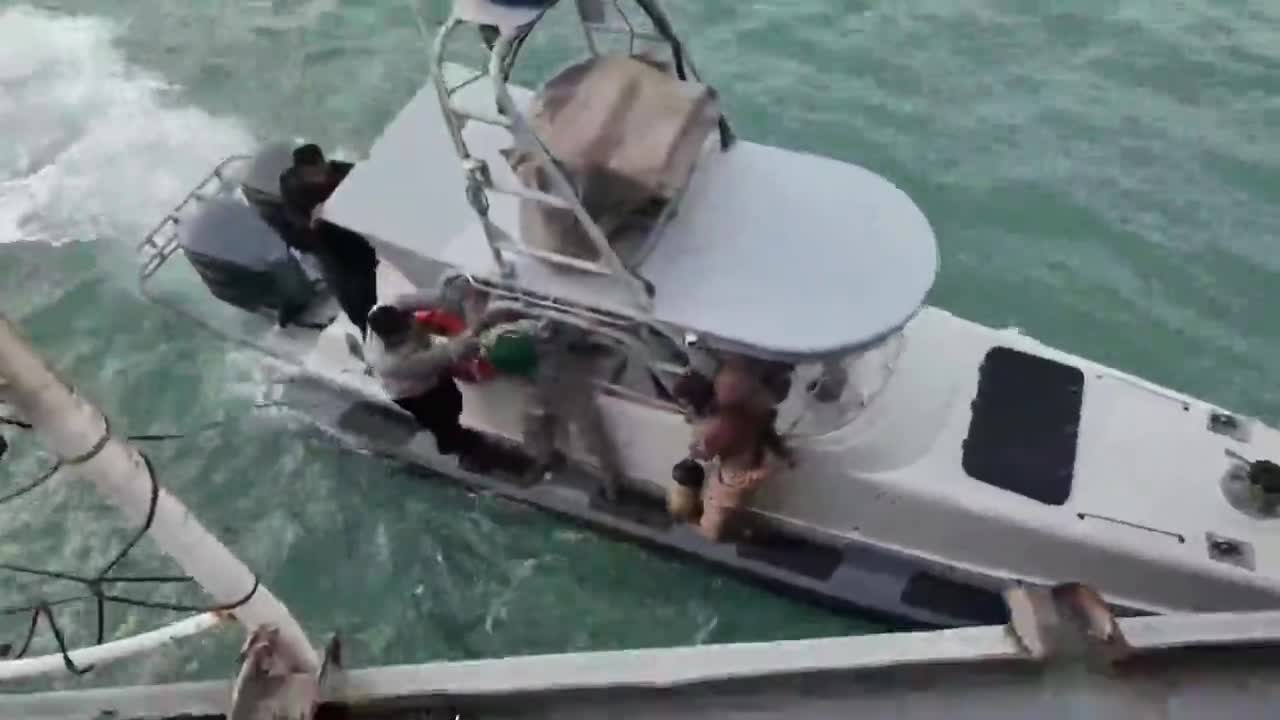   بازدید فرمانده نیروی دریایی ارتش از یگان‌های شناوری در تنگه هرمز و خلیج فارس