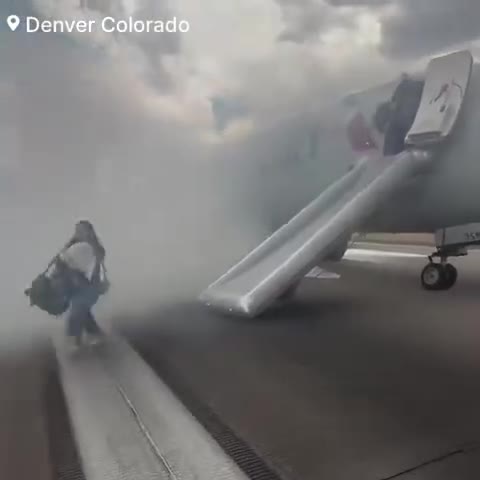   اولین تصاویر از آتش‌سوزی در هواپیمای بوئینگ ٧٣٧ مکس آمریکا در فرودگاه دنور