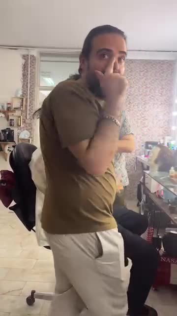   گیتارنوازی مجازی بابک حمیدیان در حین گریم در پشت صحنه سریال