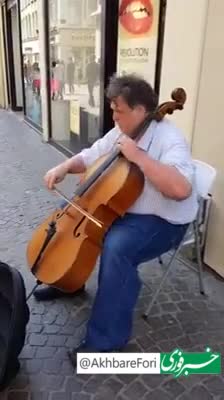   لحظه شگفت‌انگیز بلند شدن نوای «ای ایران» در فرانسه توسط یک نوازنده دوره‌گرد فرانسوی