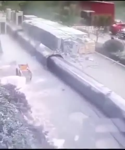 ببینید| نجات معجزه آسای یک جوان از له شدن هنگام سقوط سازه فولادی | 7 مرداد 1404