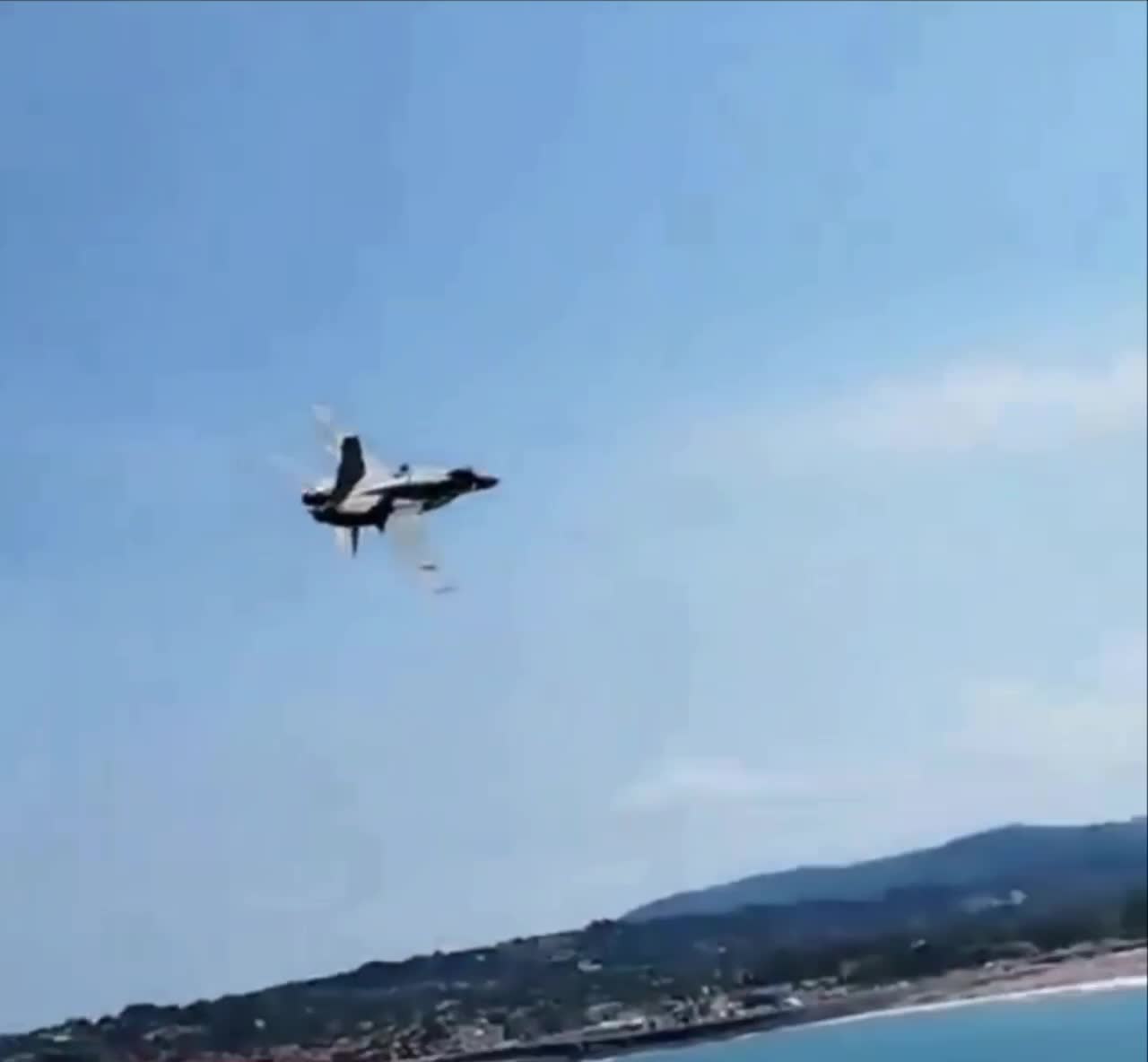   یک جت نظامی F18 اسپانیایی در جریان یک نمایش هوایی در اسپانیا به سختی از یک سانحه جان سالم به در برد!