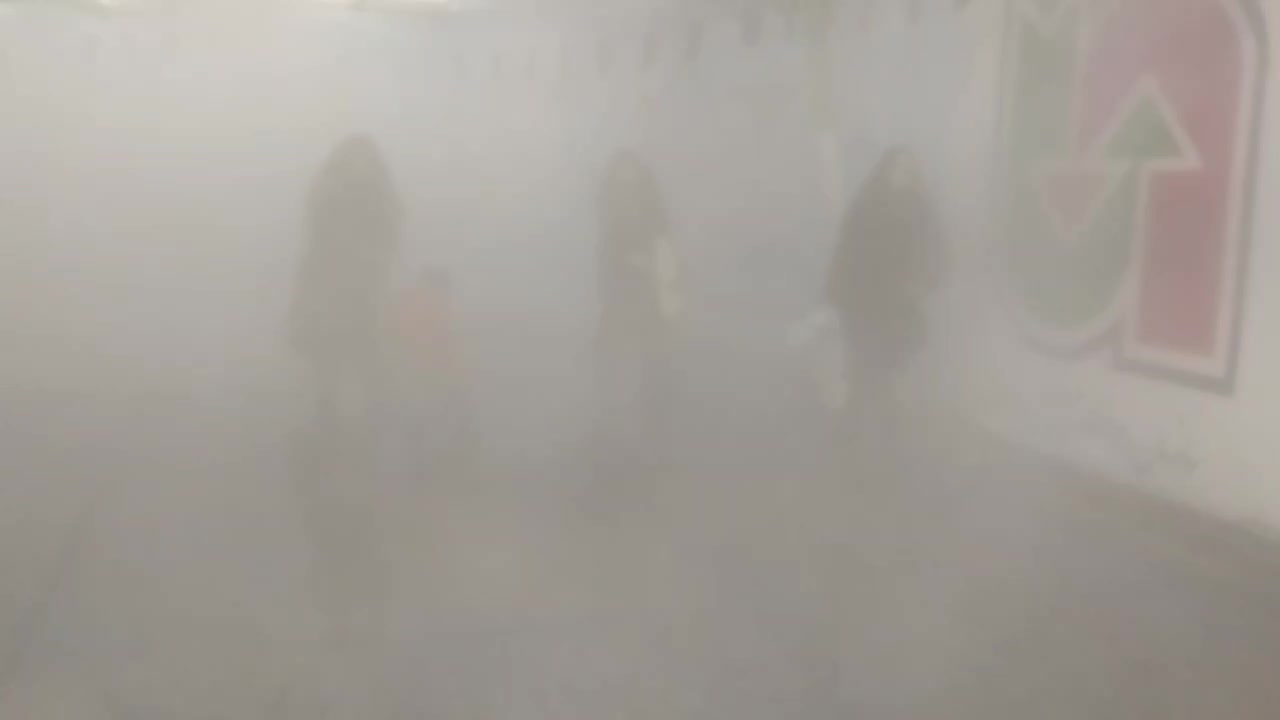   عبور زائران از تونل خنک‌کننده در مرز مهران