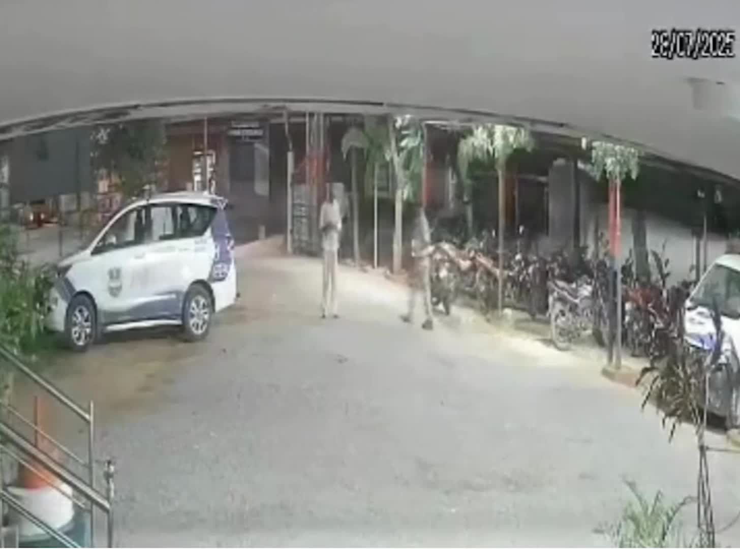 ببینید| اقدام شکه کننده یک مرد هندی برای فرار از دست پلیس | 8 مرداد 1404