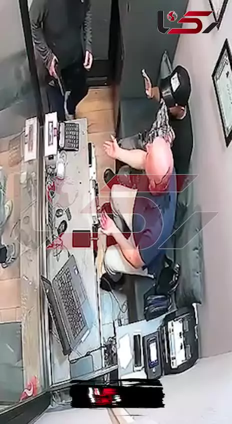 ببینید| فیلم لحظه دلهره آور سرقت مسلحانه از طلافروشی خیابان ولیعصر تهران | 9 مرداد 1404