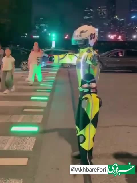   یک افسر پلیس راهنمایی و رانندگی رباتی در شانگهای در حال هدایت ترافیک!