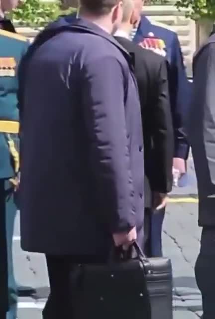   استفاده محافظان شخصی پوتین از یک وسیله جدید در جریان یک مراسم رسمی!