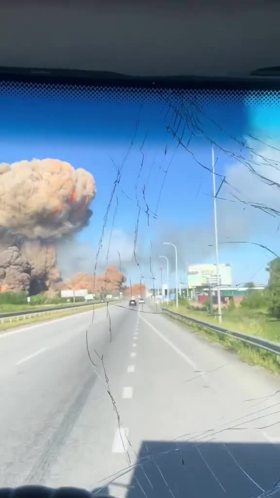   لحظه حمله روسیه به انبار مهمات در اوکراین