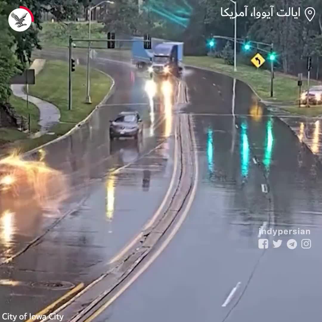   لحظه پرالتهاب انحراف یک کامیون باری وسط جاده