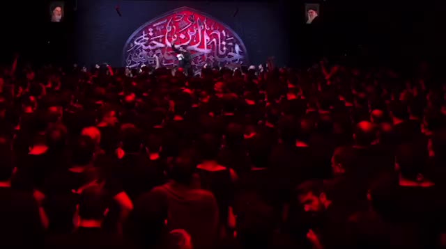   رجزخوانی آقای مداح برای دشمنان بعد از اعلام خبر حضور رهبر انقلاب در مراسم شب عاشورای حسینیه امام خمینی(ره)